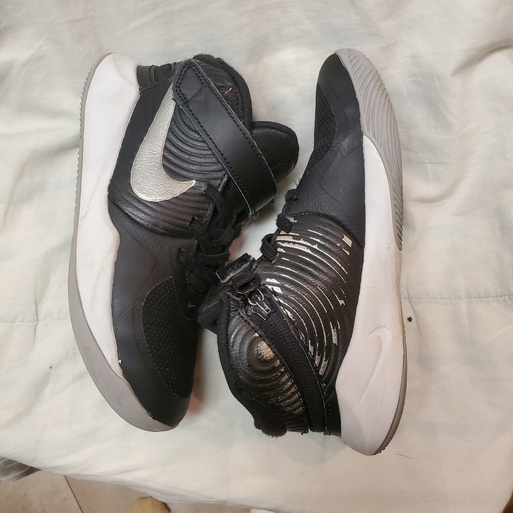 Nike Kids Black and Silver Athletic Sneakers Size 1